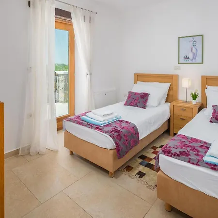 Holiday home Cozy Home In Baredine With House A Panoramic View Donje Baredine